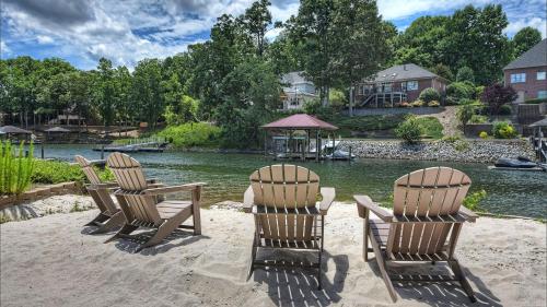 Island Point by AvantStay Sleeps 18 Dock in Lake Norman of Catawba, USA