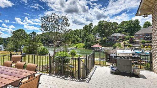 Island Point by AvantStay Sleeps 18 Dock in Lake Norman of Catawba, USA