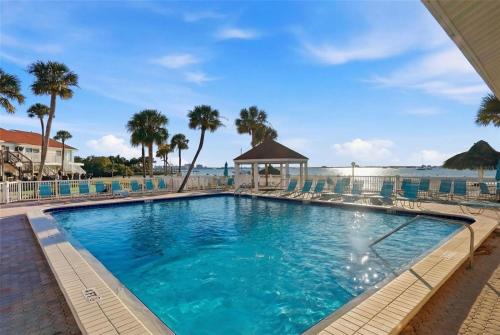 Waterfront 32 Condo,Private Beach,2 Pools,Jacuzzi – khách sạn tại Bayview