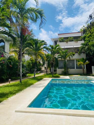 Beachfront Palm Haven 2BR Apt Pools Beach Access in Malindi