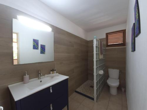 Shower, Ti Sucrier Jaune - Douceur caraibe vue mer in Le Carbet