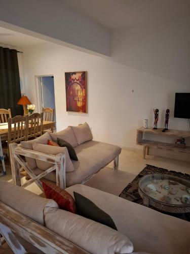 Beachfront Palm Haven 2BR Apt Pools Beach Access in Malindi