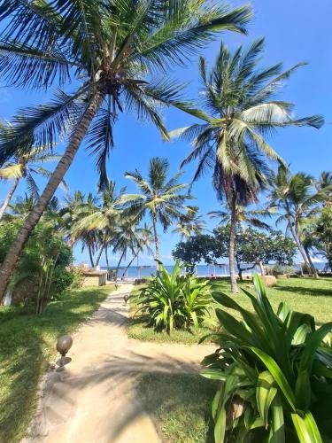 Beachfront Palm Haven 2BR Apt Pools Beach Access in Malindi