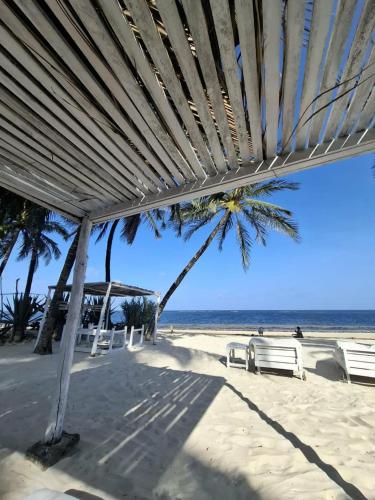 Beachfront Palm Haven 2BR Apt Pools Beach Access in Malindi