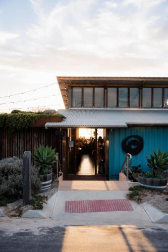 Oceanview Beach Shack with Pool & Walk to Dining in Fleurieu Félsziget