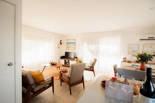 Oceanview Beach Shack with Pool & Walk to Dining in Fleurieu Félsziget