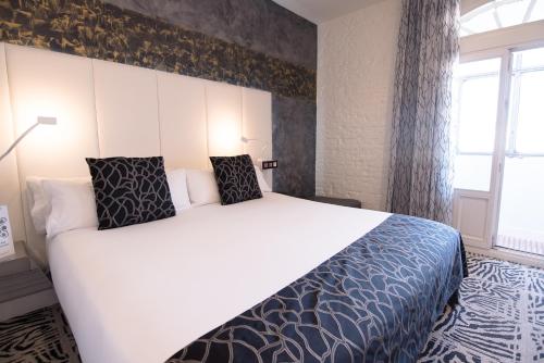 Double or Twin Room (1-2 Adults) image 8