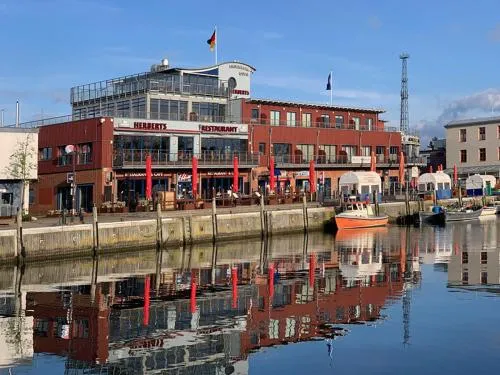 Stromdampfer, Schoene Aussicht in Warnemünde, Deutschland