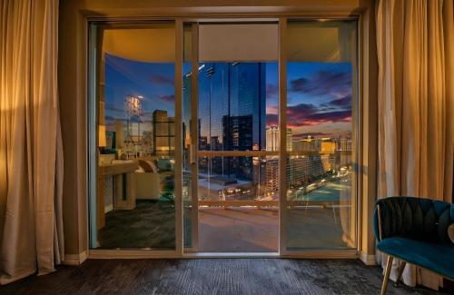 Balcony Full Strip View Suite MGM Signature FREE VALET, Las Vegas (photo 6)