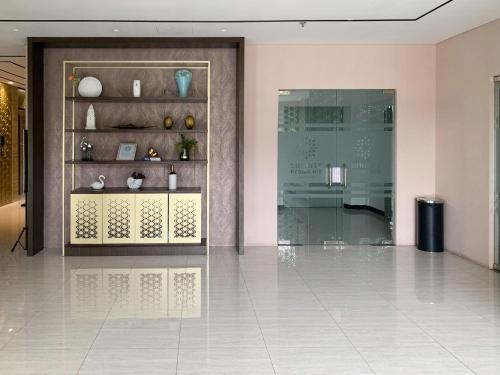 RedDoorz Plus @ Suncity Residence Apartemen Sidoarjo near Puskesmas Urangagung