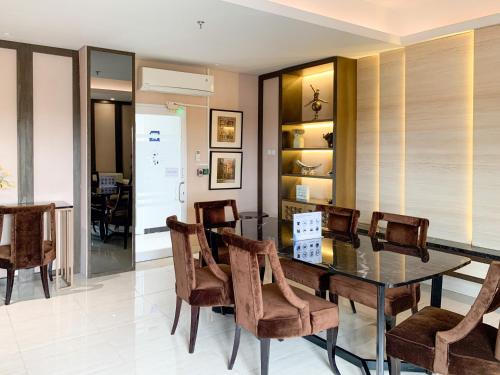 RedDoorz Plus @ Suncity Residence Apartemen Sidoarjo near Puskesmas Urangagung