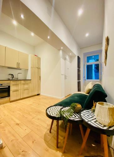 Ottakring Gem Shared 4BR Retreat Breathtaking City Views 3