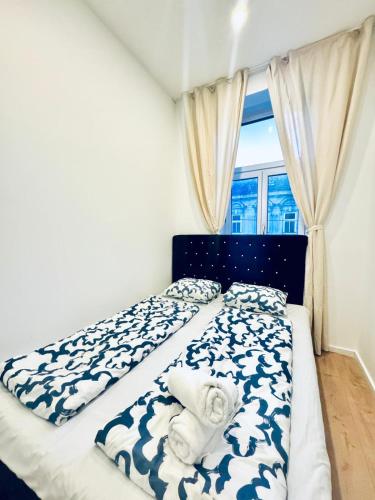 Private Rooms in Stylish 3-Bedroom Apartment Near Kaufpark Alterlaa 2