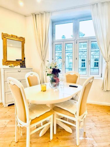 Private Rooms in Stylish 3-Bedroom Apartment Near Kaufpark Alterlaa 3