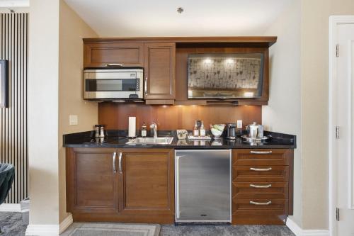 Balcony Full Strip View Suite MGM Signature FREE VALET, Las Vegas (photo 3)
