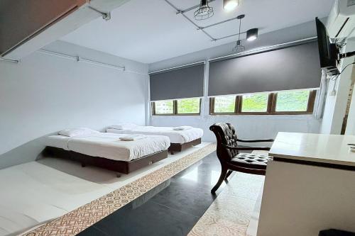 1 queen bed, 1 bunk bed