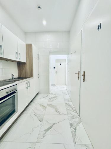Konyha, Private Rooms in Elegant 5-Bedroom Residence Near Kaufpark Alterlaa in 23. Liesing