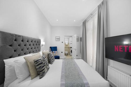 Hyde Park 2 Bed Apt - image 5