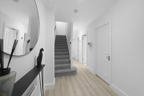 Hyde Park 2 Bed Apt - image 14