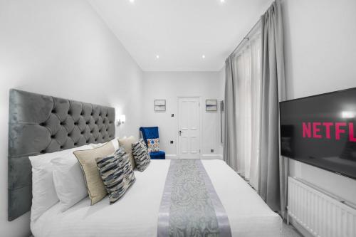 Hyde Park 2 Bed Apt - image 9