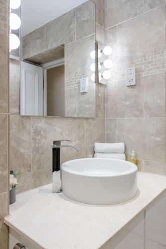 Hyde Park 2 Bed Apt - image 13