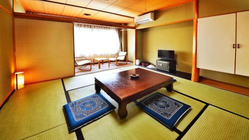 room detail thumbnail 1