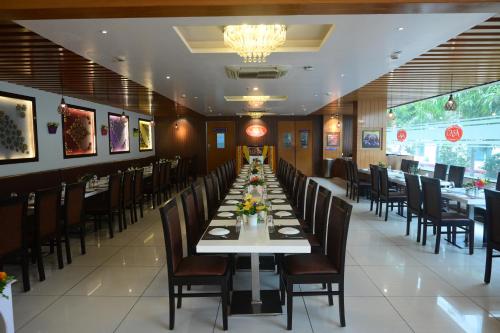 Restaurant, Hotel Casa Lorven Near Golf Course in Balayya Sastri Layout