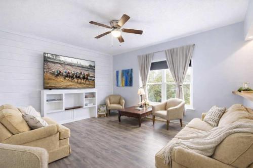 Spacious Louisville Getaway with Private Backyard – khách sạn tại Douglass Hills