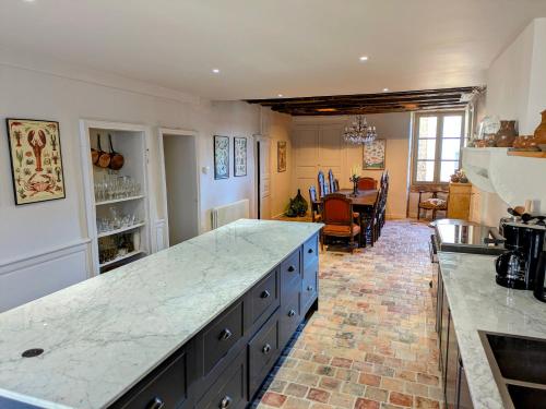 virtuve, Le 6 Grande Rue - Maison de ville rénovée avec jardin (Le 6 Grande Rue - Maison de ville renovee avec jardin) in Saint-Gengoux-le-National