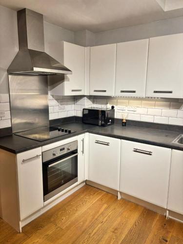 Comfortable 1BR House with Fast WiFi & Near Transport by AltoLuxo Short Lets & Serviced Accommodatio in Emersons Green