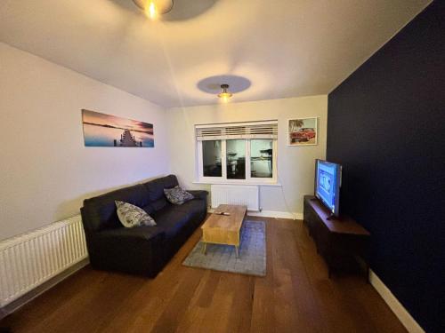 Comfortable 1BR House with Fast WiFi & Near Transport by AltoLuxo Short Lets & Serviced Accommodatio in Emersons Green