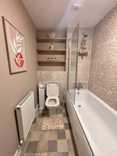 Comfortable 1BR House with Fast WiFi & Near Transport by AltoLuxo Short Lets & Serviced Accommodatio in Emersons Green