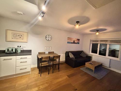 Comfortable 1BR House with Fast WiFi & Near Transport by AltoLuxo Short Lets & Serviced Accommodatio in Emersons Green