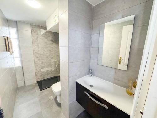 Torremolinos: Quiet 1bedroom with pool & sea views - image 4