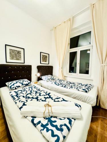 Spacious Private Rooms in 5BR Apartment for 10 Near Kaufpark Alterlaa, Vienna