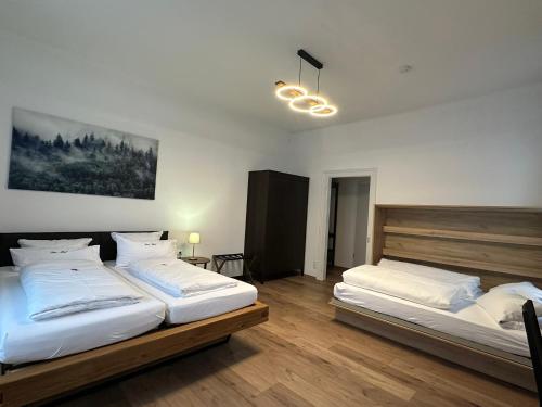 1 king bed, 1 double bed