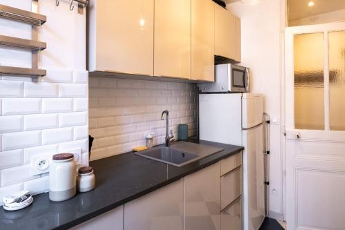 Charming Flat Sacre Coeur - image 7