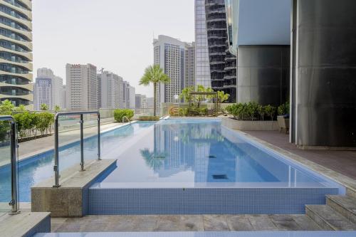 Elegant Apartment Amidst Vibrant Area With Balcony - image 14