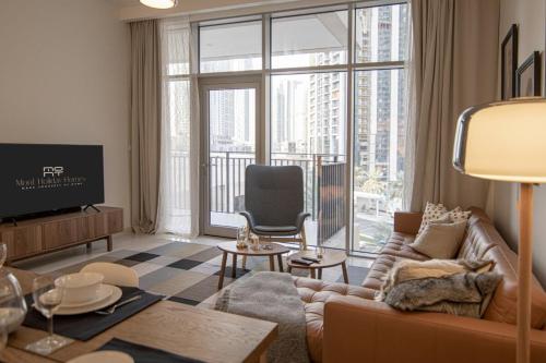 Elegant Apt With Balcony Minutes from Burj Khalifa, Dubaj