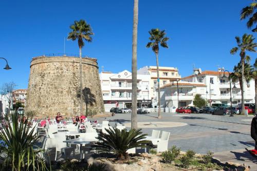 3 bed penthouse apt La Cala close to beach - image 4