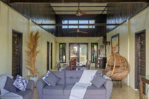 225 négyzetméteres, 3 hálószobás Ház 3 fürdőszobával Busung Indah területén (Island Time Beach House Simeulue ) in Busung Indah