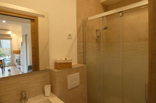 Bathroom, L'ESCAPADE DU LAC private beach lac de Paladru in Charavines