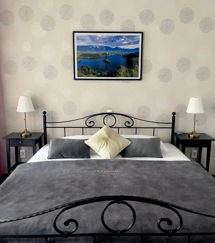 1 queen bed, 1 sofa bed