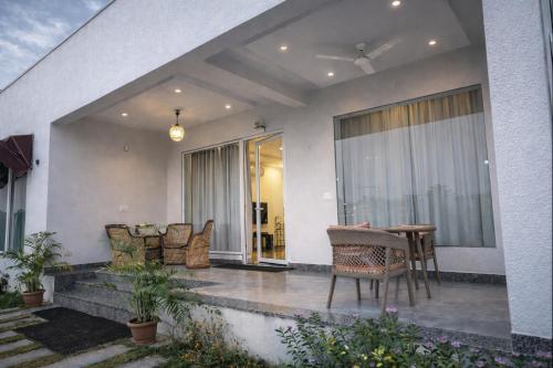 The Peace & The Lagoon 5 Room Boutique Stay with 2 Private Pool and 3 Private Garden – khách sạn tại Bichpari