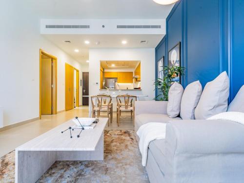 Chic Getaway with Balcony & Burj Khalifa View, Дубай (фото 8)