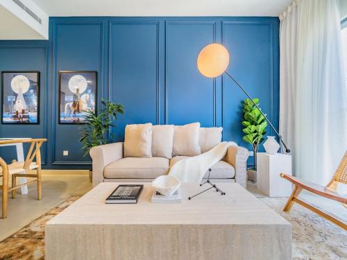 Chic Getaway with Balcony & Burj Khalifa View, Дубай (фото 4)