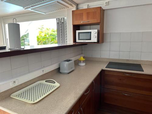 ห้องครัว, Escale Tropicale aux Abymes Calme, Piscine et Verger in เลซาบีเมส