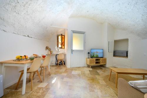 LX233 Studio voûté cœur du village - Charme absolu
