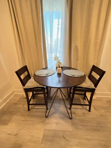 Luxury Modern King Bed 70 TV Downtown Dallas in East Dallas