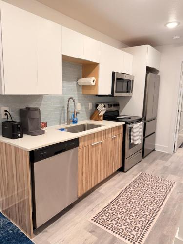 Luxury Modern King Bed 70 TV Downtown Dallas in East Dallas
